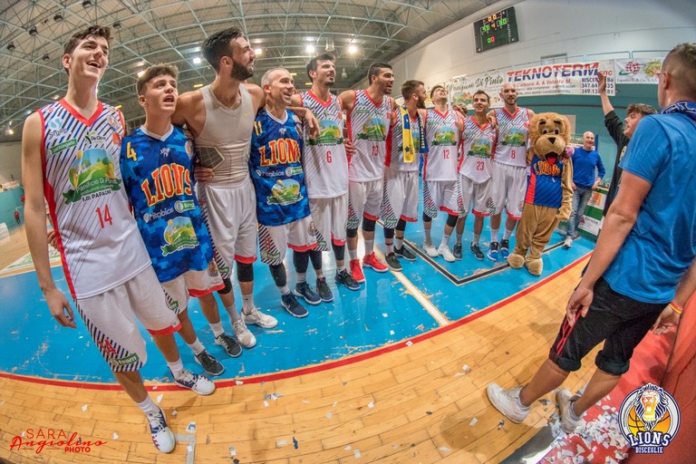 I giocatori nerazzurri a fine partita. <span>Foto Sara Angiolino</span>