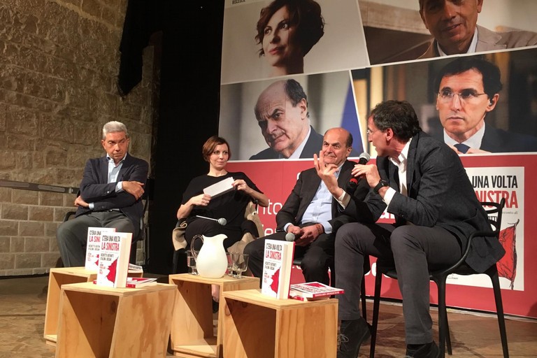 Pierluigi Bersani, Francesco Boccia, Silvia Truzzi e Antonio Padellaro sul palco delle Vecchie Segherie Mastrototaro di Bisceglie. <span>Foto Luca Ferrante</span>