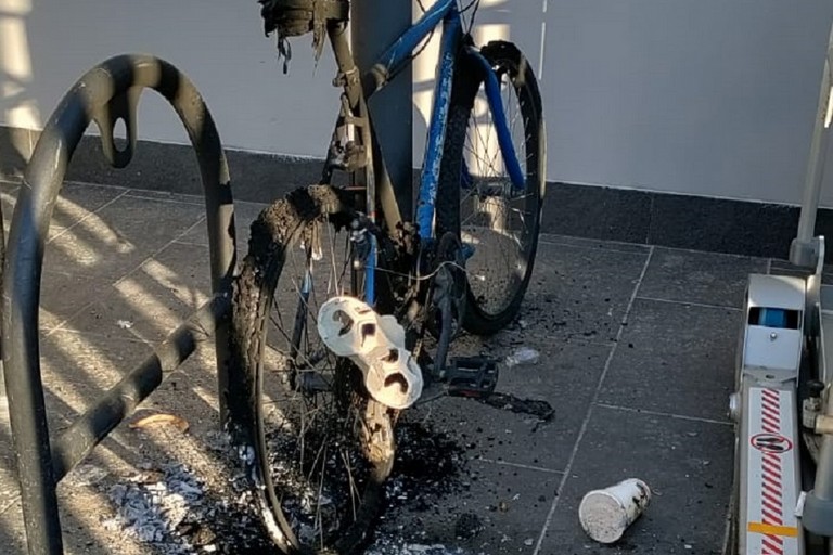 Bisceglie, la bicicletta bruciata in stazione
