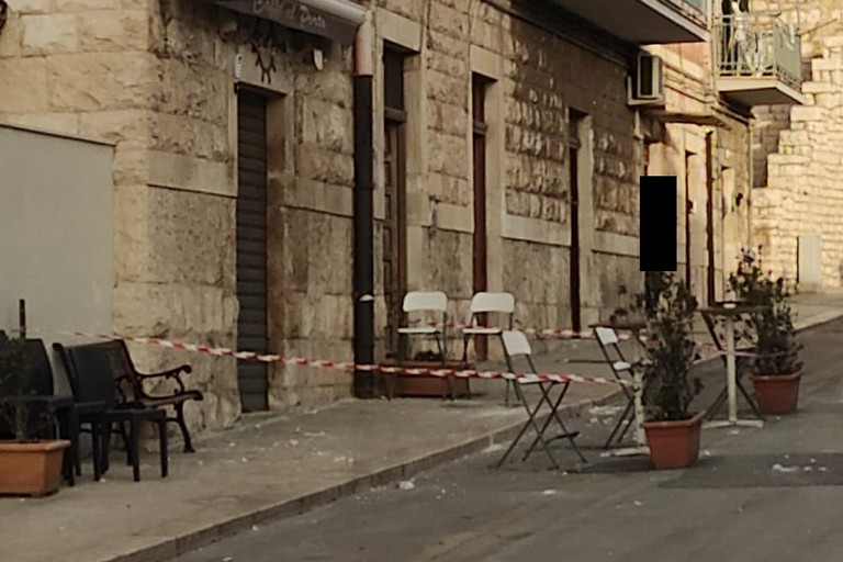 Danni causati dalla caduta di un pezzo di cornicione in via della repubblica