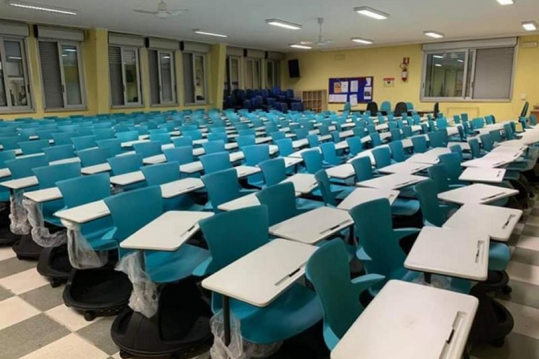 Banchi a rotelle nell'auditorium della scuola Riccardo Monterisi di Bisceglie