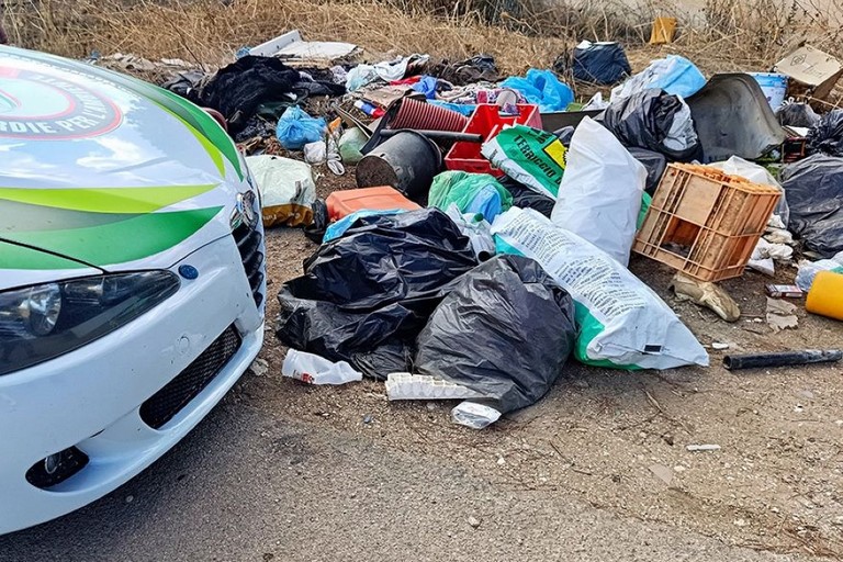 Rifiuti abbandonati selvaggiamente a Bisceglie, individuato un responsabile