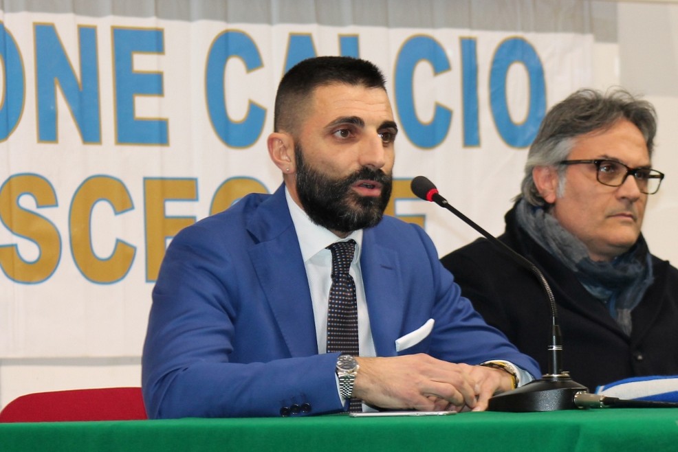 In primo piano l'ad dell'Unione Calcio Giuseppe Ruggieri, sullo sfondo il presidente Enzo Pedone. <span>Foto Unione Calcio Bisceglie</span>