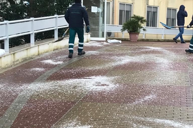 Spargimento sale nei pressi dell'Ospedale di Bisceglie