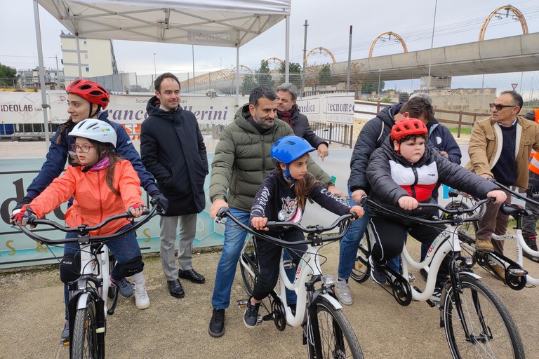 Il gruppo giovani di Ance Bari-Bat dona due hug bike per bambini disabili