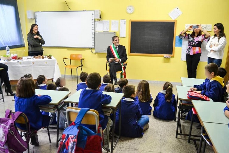 Il sindaco Angelantonio Angarano all'interno di una scuola biscegliese