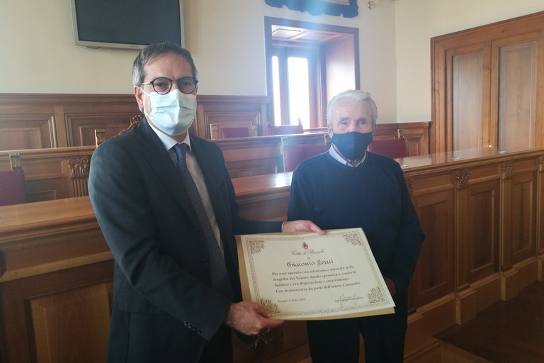 Il Sindaco Angarano con Giacomo Leuci