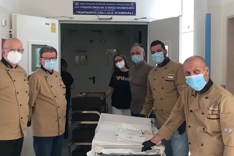 I pasticcieri biscegliesi fanno visita all'oncologico pediatrico di Bari