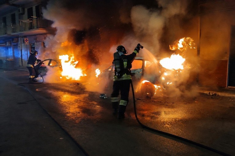 Due auto incendiate nella notte in via Dieta delle Puglie