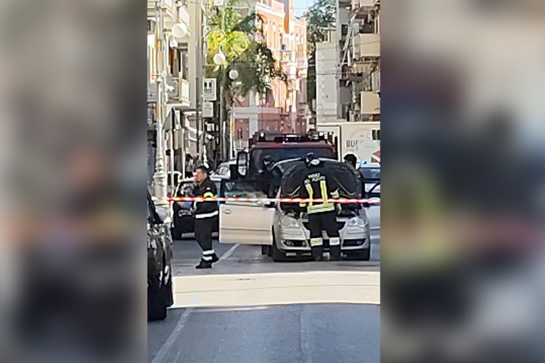 Esplosione in centro a Bisceglie: auto a metano prende fuoco