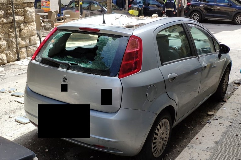 Vento forte, crollano calcinacci da un palazzo in pieno centro