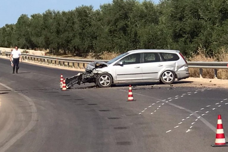 Auto contro il guard-rail sulla provinciale Bisceglie-Andria