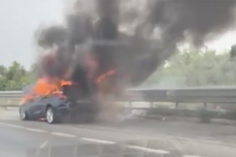 auto in fiamme bis