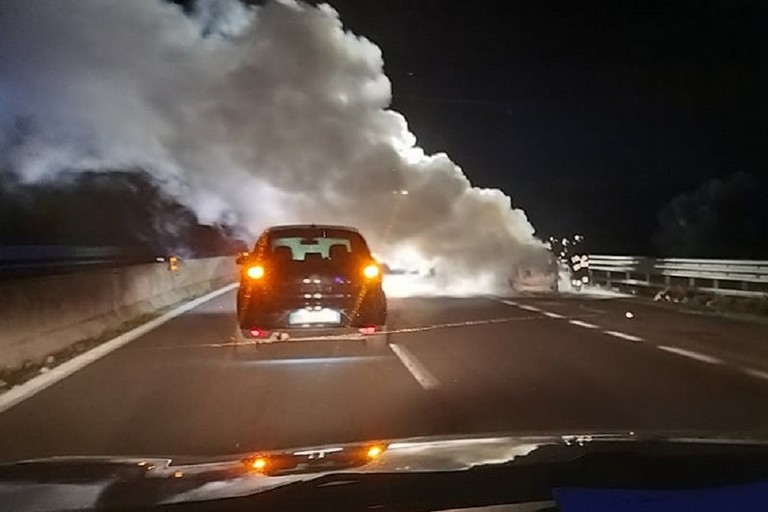 Auto in fiamme sulla strada statale 16 bis