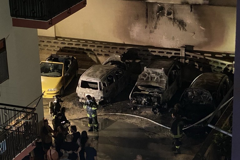 auto in fiamme via ricasoli