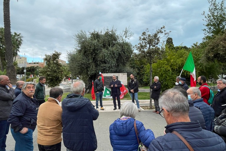Iniziativa del Pd di Bisceglie davanti al monumento dedicato a Giuseppe Di Vittorio