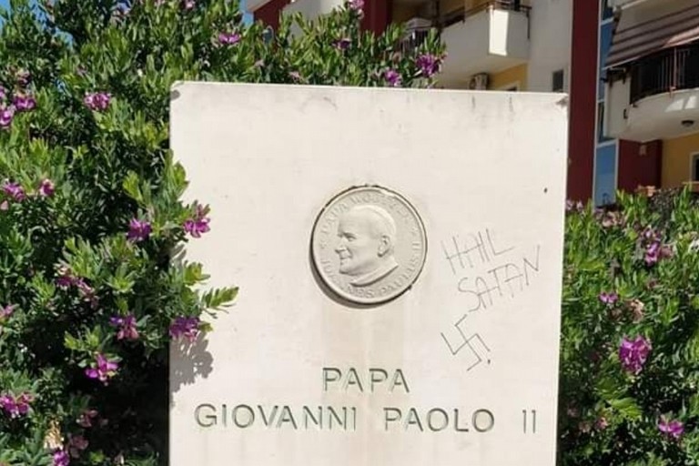 La stele dedicata a San Giovanni Paolo II