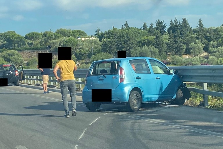 Auto fuori strada sulla statale 16 bis