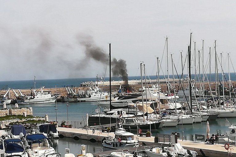 Imbarcazione a fuoco nei pressi del molo. <span>Foto Vito Troilo</span>