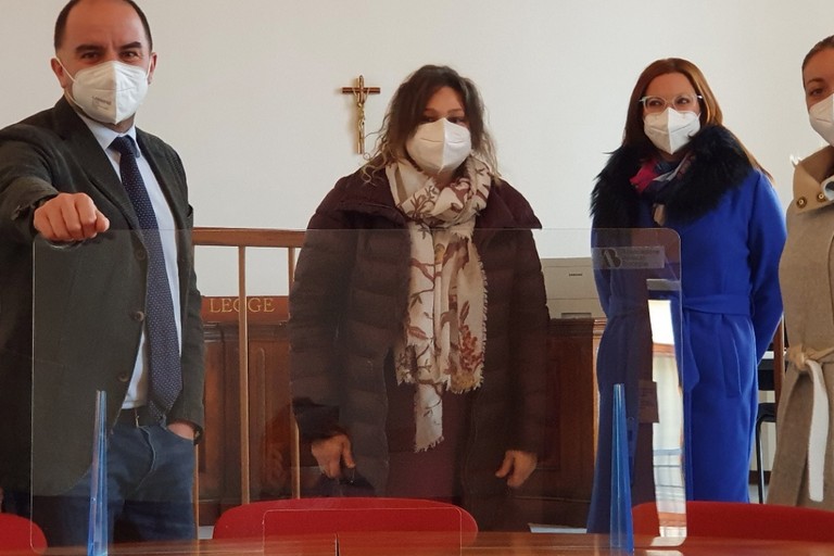 Barriera protettiva in plexiglas per il front office del Giudice di pace