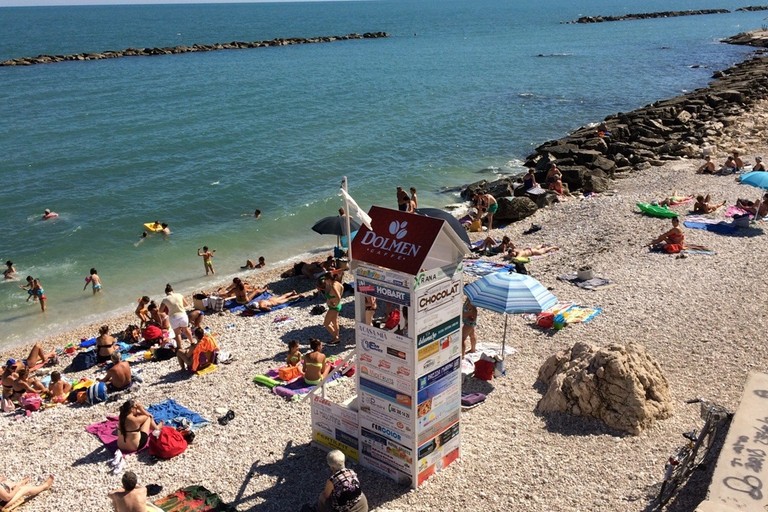 Spiaggia protetta dagli operatori dell'associazione Baywatch