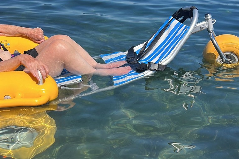 Persone disabili in acqua grazie al servizio dell'associazione Baywatch