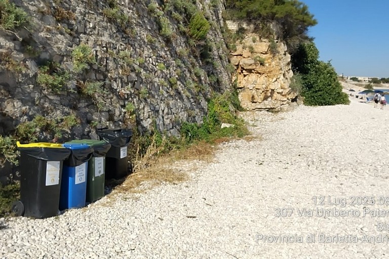 Bidoni su spiaggia