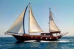 L’imbarcazione storica "Yasemin Sultan" al porto turistico di Bisceglie