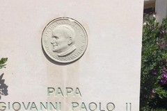 Ripulita la stele di San Giovanni Paolo II