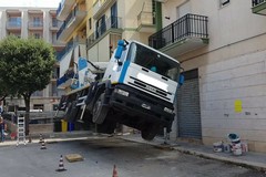 La gru cede e solleva il camion