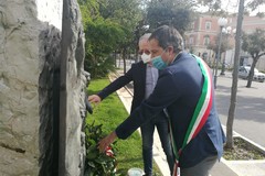 Primo maggio, deposizione corona d'alloro al monumento Di Vittorio