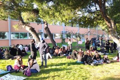 I liceali ribattono ad Angarano: «Hub aperto solo 9 ore questa settimana»