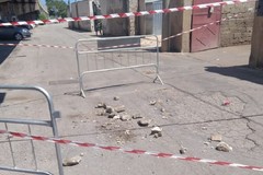 Crollano calcinacci dal ponte di via Macchione
