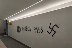 Svastiche e scritte "No green pass" nel sottopasso ferroviario e in via Padre Kolbe