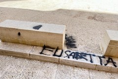 Imbrattamenti in piazza Tre Santi, Angarano: «Cerchiamo gli imbecilli»