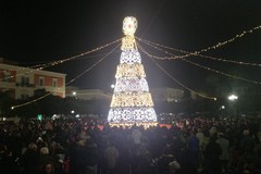 Natale, illuminato l'albero in piazza Vittorio Emanuele II