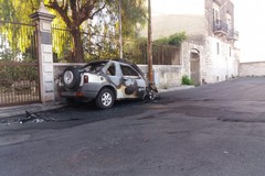 Ennesima auto incendiata all'ingresso dell'orto botanico