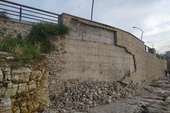 Crolla parte del muro sulla spiaggia del Macello