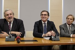 Riapertura parrucchieri e centri estetici, Emiliano: «Non andremo in contrasto con le disposizioni nazionali»