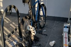 Vandali bruciano una bici in stazione