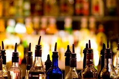 Il Prefetto dispone e i sindaci si allineano: «Stop alla somministrazione di alcolici dopo le 2 nei weekend»