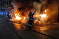 Due auto incendiate nella notte in via Dieta delle Puglie