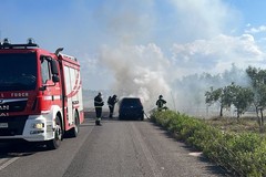 Auto in fiamme sulla Bisceglie-Corato. Foto