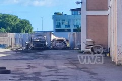 Auto e furgone incendiati nella notte in via Ruvo