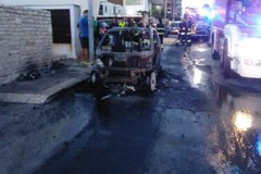 A fuoco due auto in via Ricasoli: minuti di paura questa mattina a Bisceglie