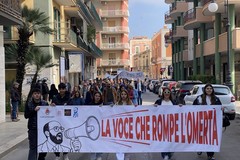 Bisceglie Contro le mafie: un corteo sfila per le strade nell'anniversario dell'omicidio di Cosmai - LE INTERVISTE E LE FOTO