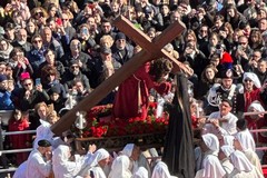 Venerdì Santo, le emozioni dell'Incontro tra Gesù e la Madonna Addolorata. Foto e video