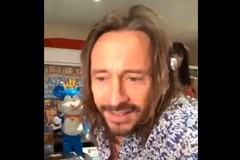 Bob Sinclar saluta l'amico Amorhouse in diretta