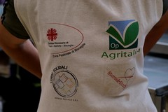 La sartoria sociale della Caritas realizza cento camici per l'Op Agritalia