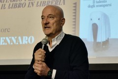 Un bagno di folla ha accolto Claudio Bisio ieri a Bisceglie